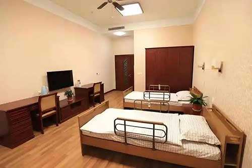 27岁女生月租1500住进养老院：陪伴奶奶，也找回自己