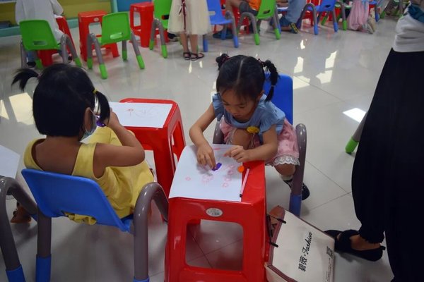 爸爸背爷爷小跑送孙入伍 2026家国亲情戳中千万泪点