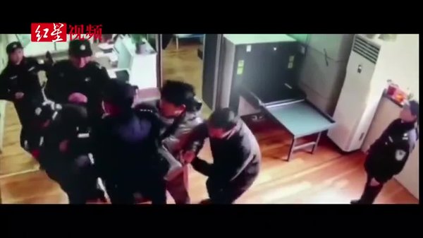 日本男子携刀闯中使馆身份披露 中方回应藏哪些外交信号