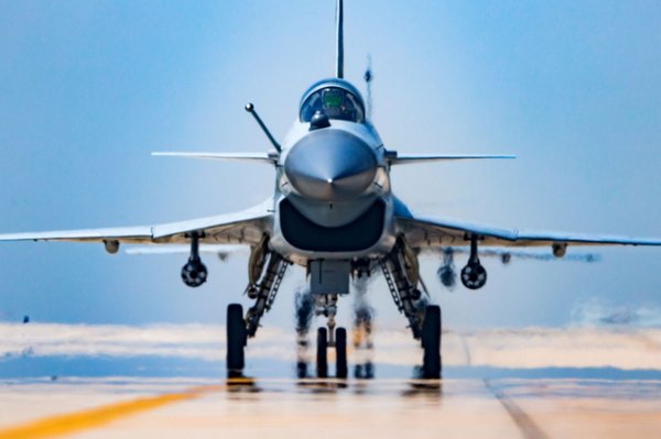 歼10C遭外机雷达照射硬核反击 解码中国国防底气