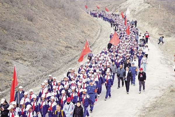 徒步祭英烈刷屏全网 西柏坡干部培训寻创新路径