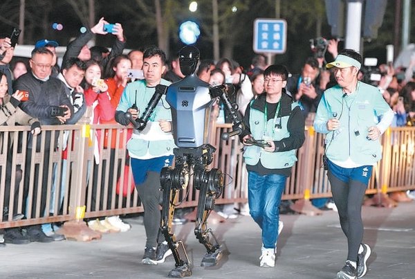 跑赢半马的人形机器人 2026赛事解锁AI落地新可能