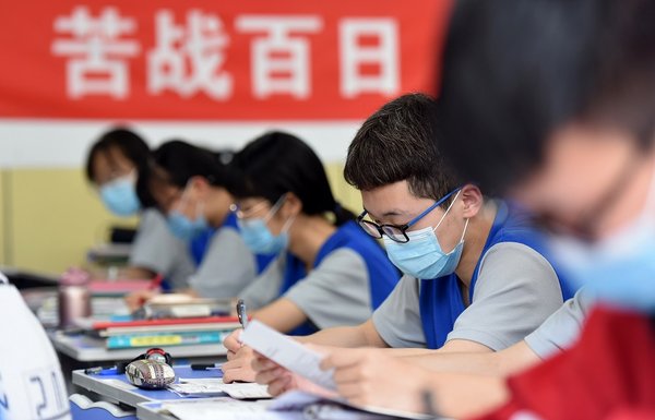 高考查分狂欢后 2026升学政策引青少年避消费误区
